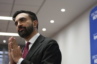 Zohran Mamdani a promis la gratuité des bus, des crèches et le gel des loyers régulés, des mesures qu'il compte financer par une taxation sur les plus hauts revenus (archives). KEYSTONE/EPA/VINCENT ALBAN / THE NEW YORK TIMES / POOL